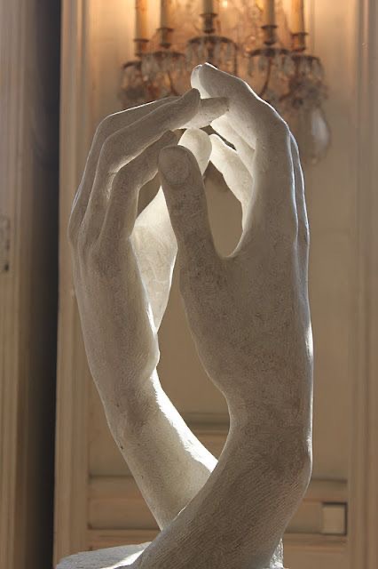Lumière entre les doigts